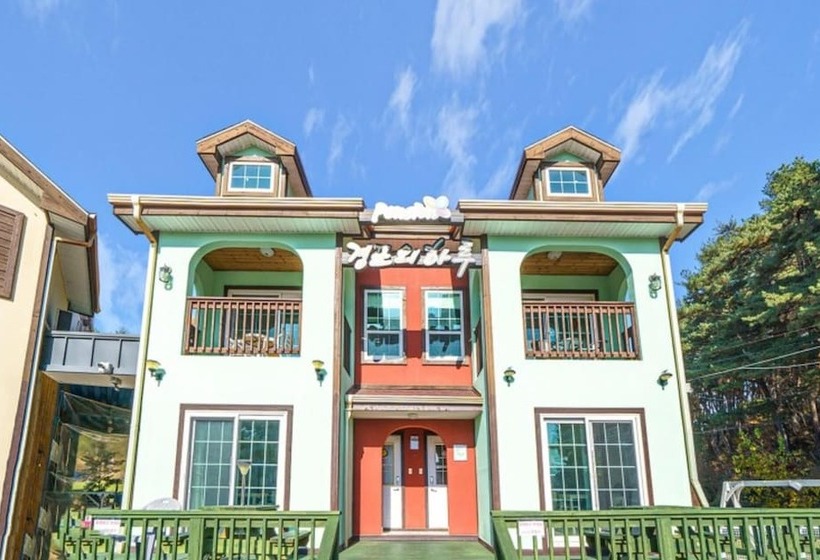 Gangneung Gyeongpoui Haru Pension