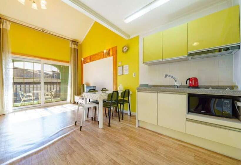 Gangneung Gyeongpoui Haru Pension