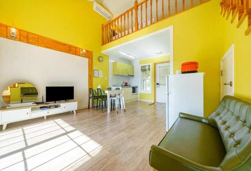 Gangneung Gyeongpoui Haru Pension