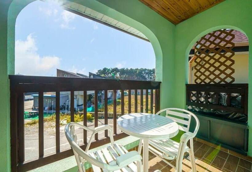 Gangneung Gyeongpoui Haru Pension
