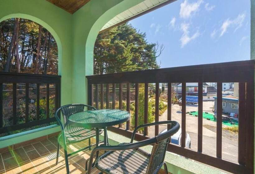 Gangneung Gyeongpoui Haru Pension