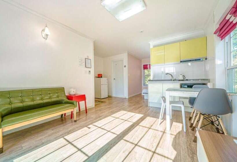 Gangneung Gyeongpoui Haru Pension