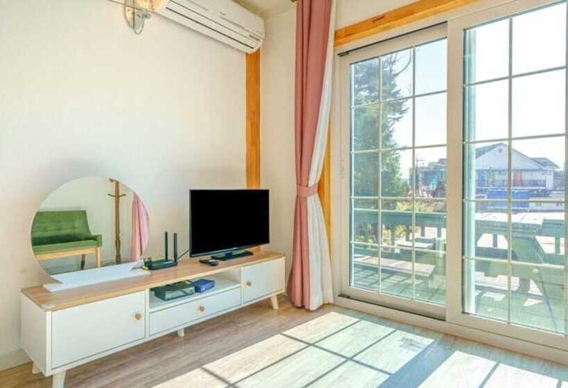 Gangneung Gyeongpoui Haru Pension