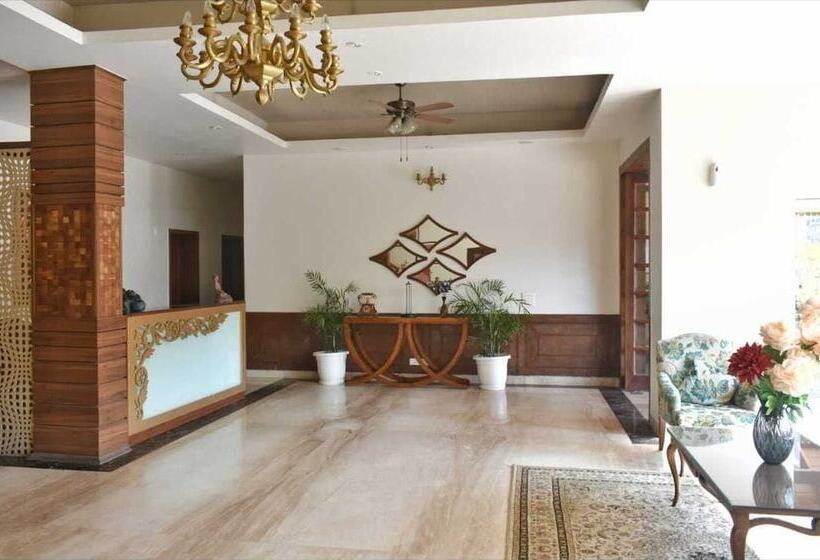 בית מלון כפרי Misty Oaks Resorts