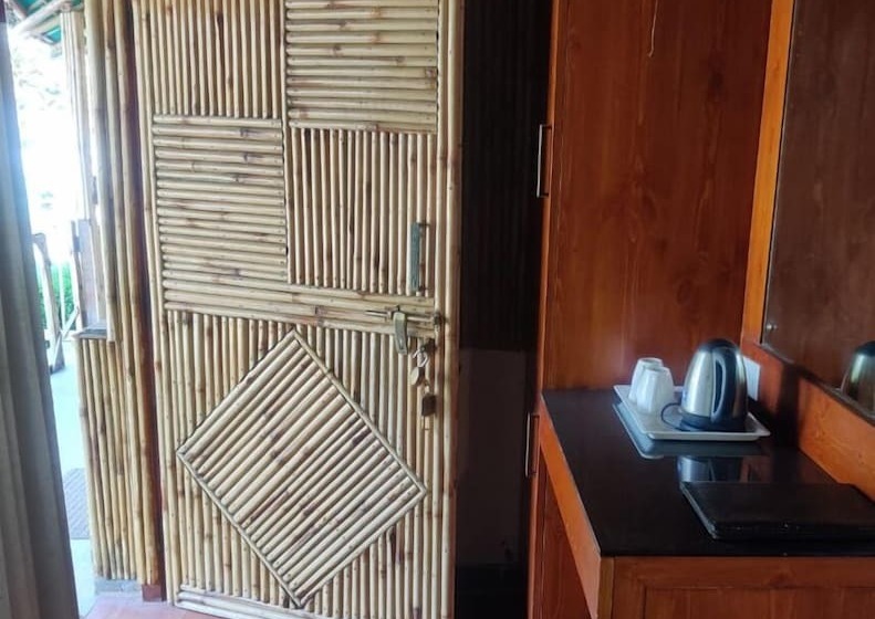 בית מלון כפרי Misty Oaks Resorts