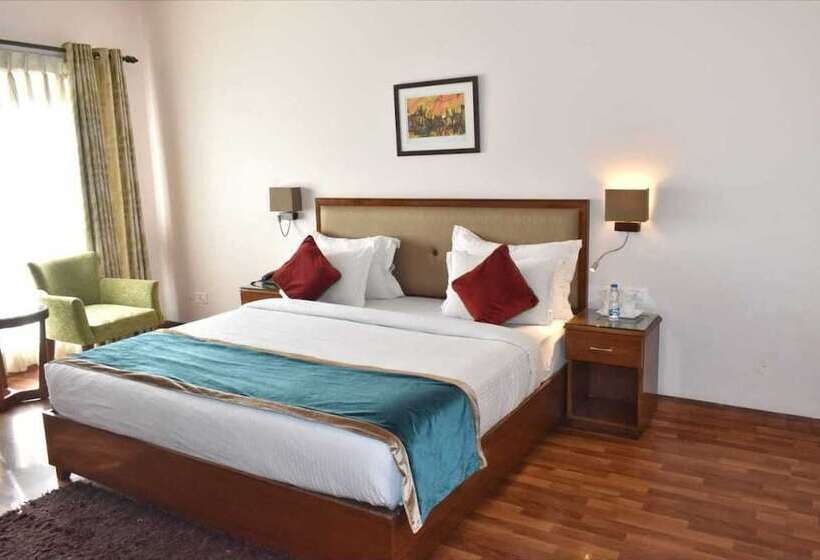 בית מלון כפרי Misty Oaks Resorts