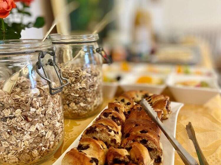 Отель Château De La Marjolaine