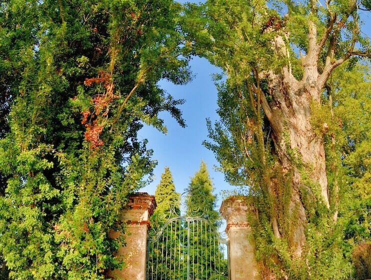 Отель Château De La Marjolaine