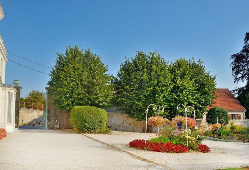 Отель Château De La Marjolaine