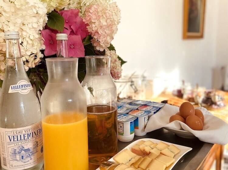 Отель Château De La Marjolaine