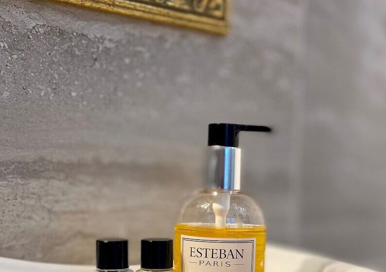 Отель Château De La Marjolaine