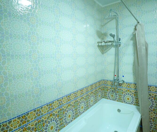 בית מלון כפרי Dendi Plaza