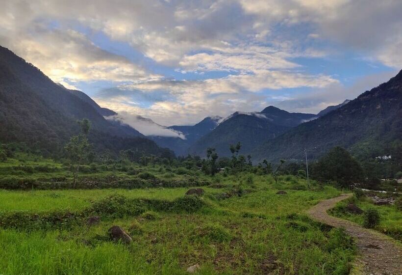 Hotel Himalayan River Garden