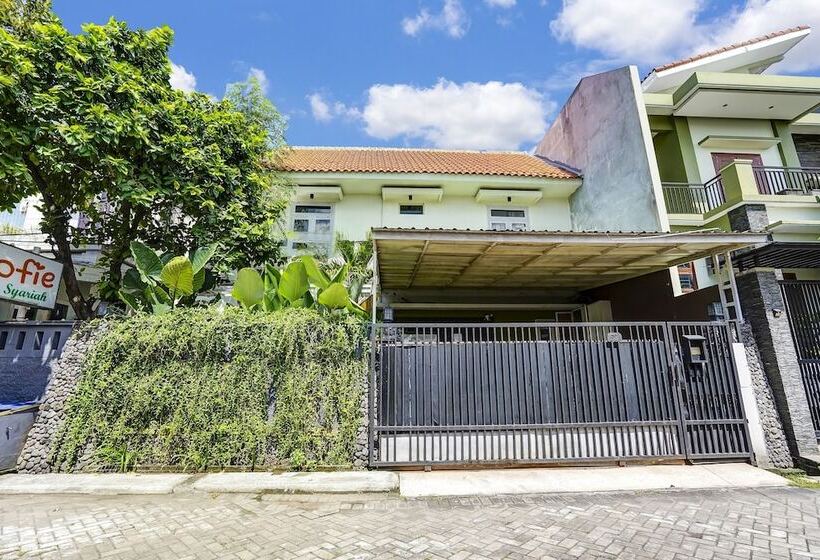 فندق Kost Sofie Syariah By Oyo Rooms
