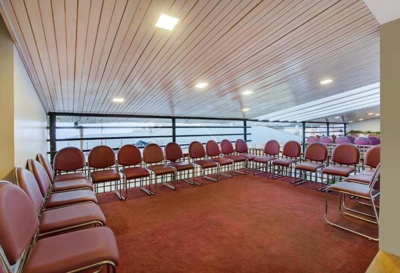 هتل Mount Conifer Suites & Spa