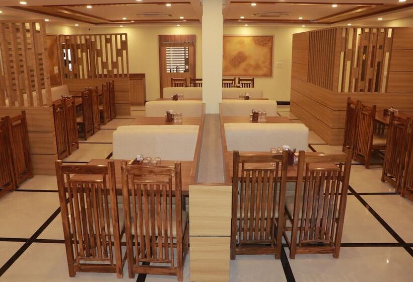 בית מלון כפרי Sadanand's Highway Inn