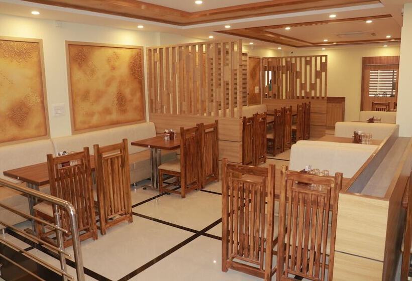 ホテル Sadanand's Highway Inn