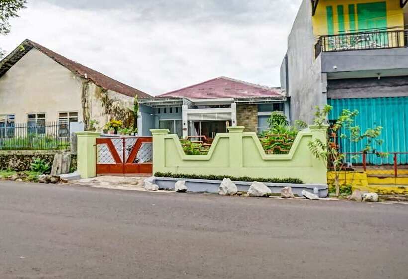 호텔 Sekar Guest House Jember By Oyo