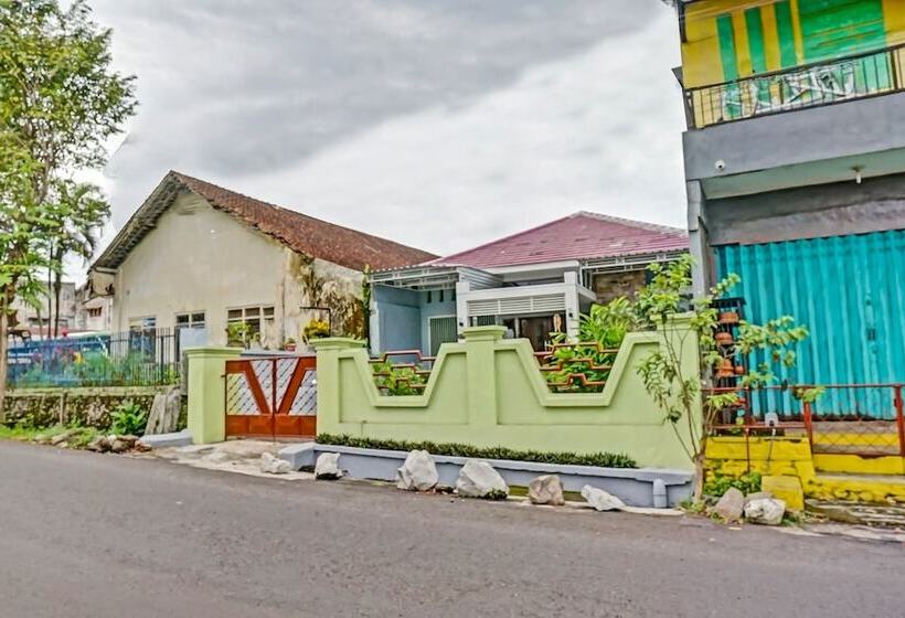 Отель Sekar Guest House Jember By Oyo