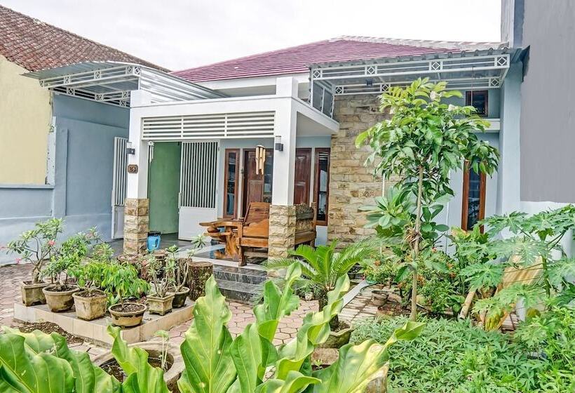 호텔 Sekar Guest House Jember By Oyo