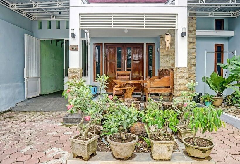 Отель Sekar Guest House Jember By Oyo