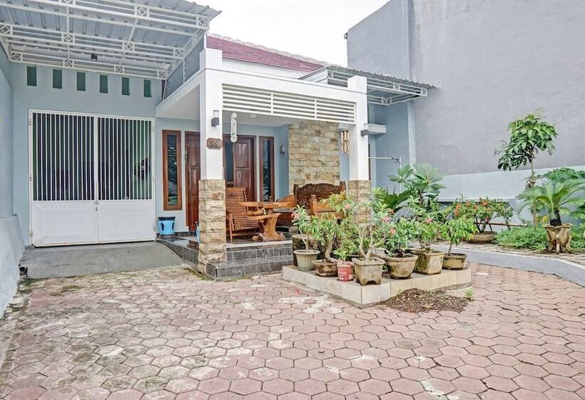 호텔 Sekar Guest House Jember By Oyo