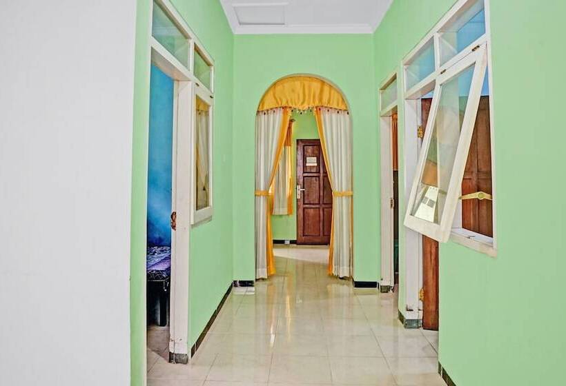 호텔 Sekar Guest House Jember By Oyo