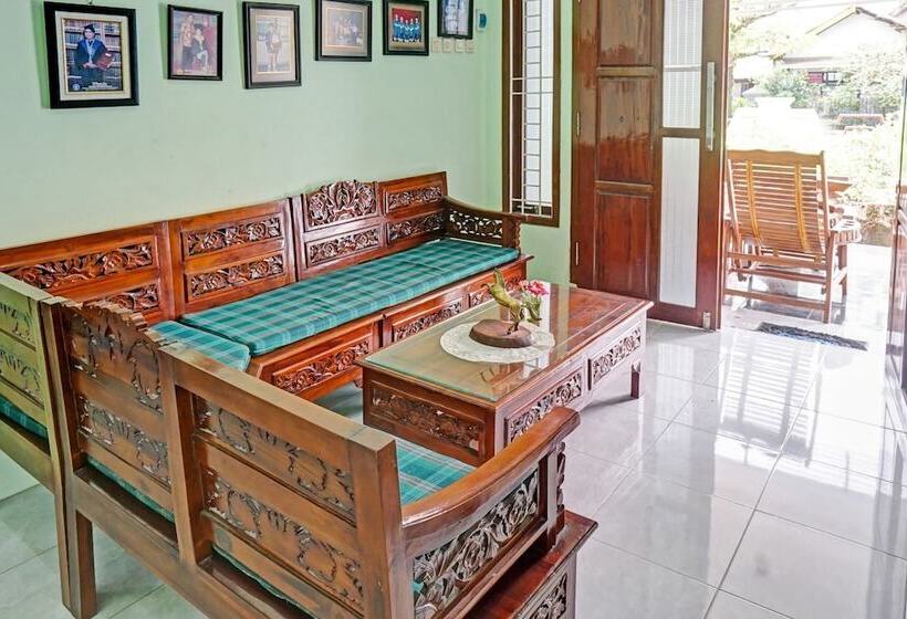 호텔 Sekar Guest House Jember By Oyo