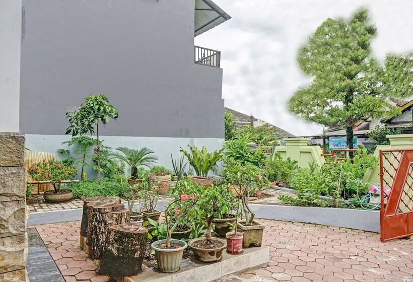 호텔 Sekar Guest House Jember By Oyo