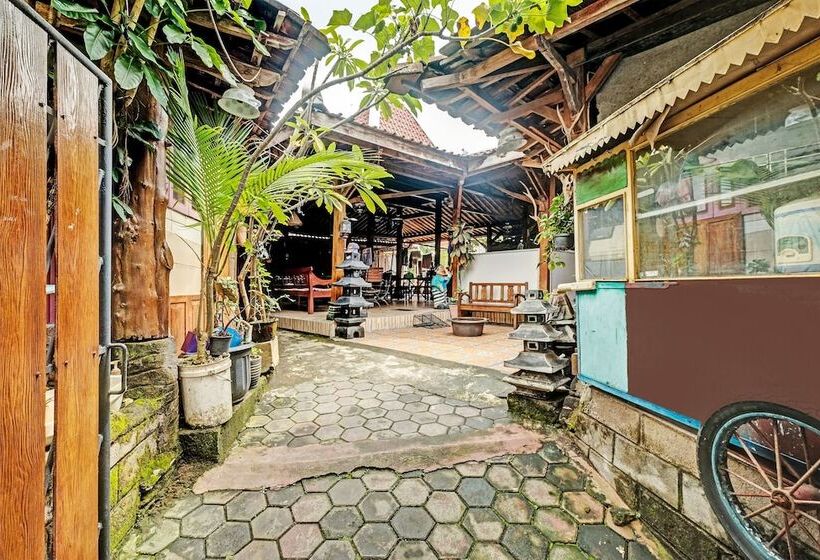 Отель Spot On Joglo Doyong Homestay Syariah