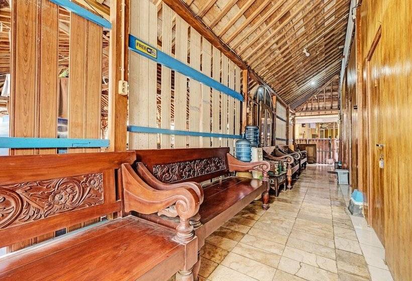 Отель Spot On Joglo Doyong Homestay Syariah