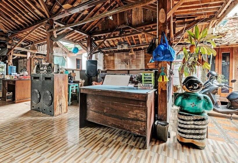 Отель Spot On Joglo Doyong Homestay Syariah