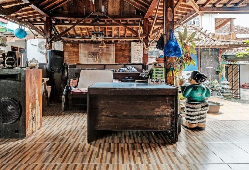 Отель Spot On Joglo Doyong Homestay Syariah