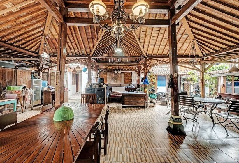 Отель Spot On Joglo Doyong Homestay Syariah