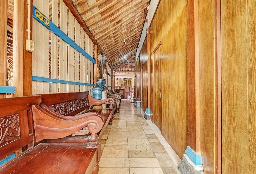 Отель Spot On Joglo Doyong Homestay Syariah