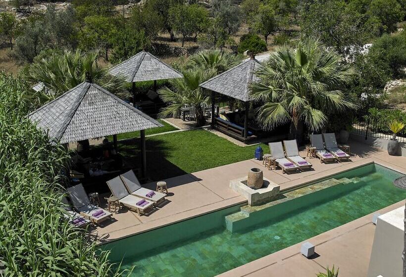 The Giri Residence Hotel & Spa