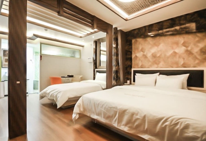 모텔 Jinju Hotel Beach