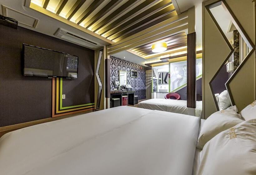 모텔 Jinju Hotel Beach