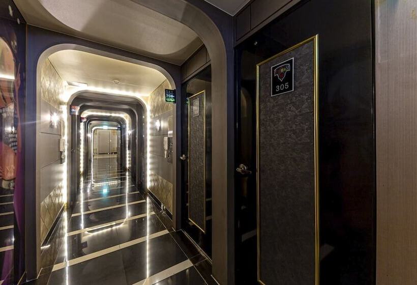 모텔 Jinju Hotel Beach