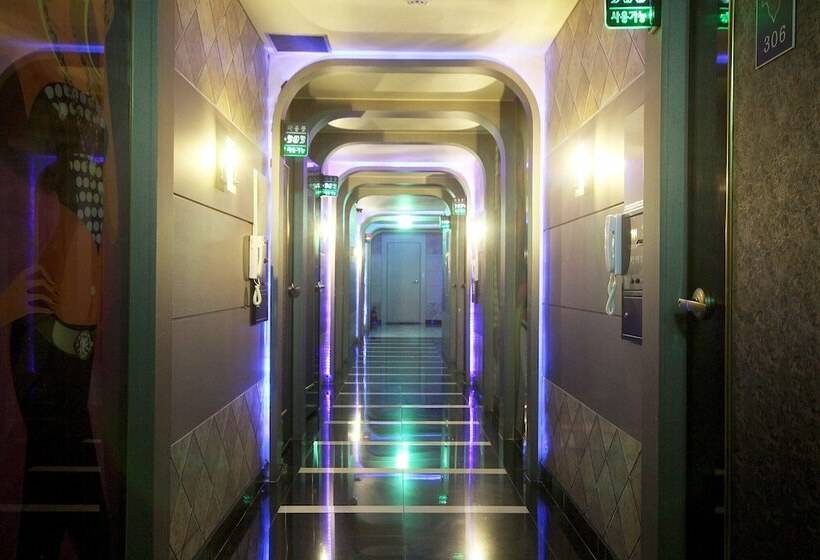 모텔 Jinju Hotel Beach