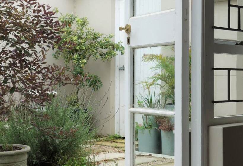 بنسيون Cherry Berry Lodge