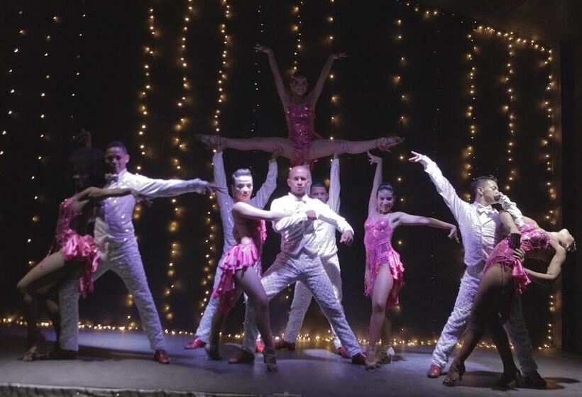 Tropica Hotel Boutique Hostel