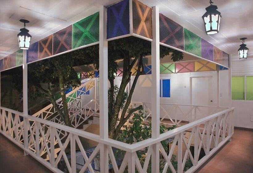 Tropica Hotel Boutique Hostel