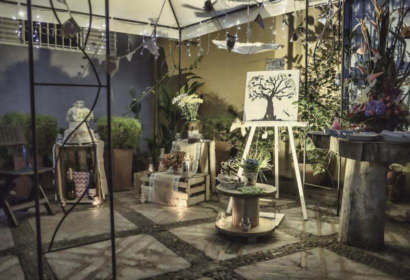 Tropica Hotel Boutique Hostel