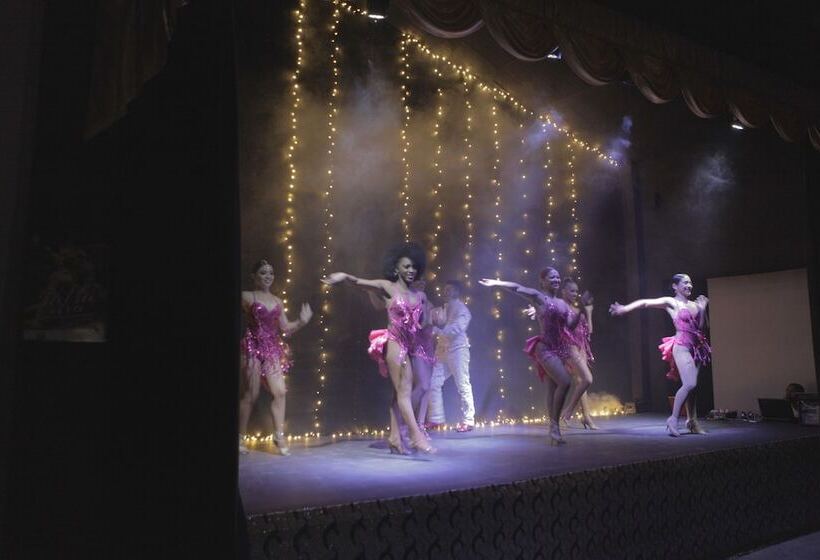 Tropica Hotel Boutique Hostel