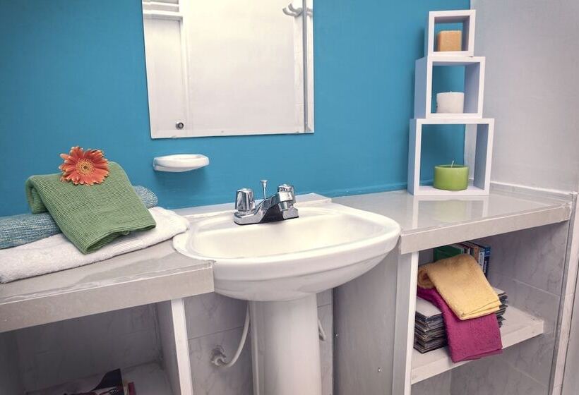 Tropica Hotel Boutique Hostel