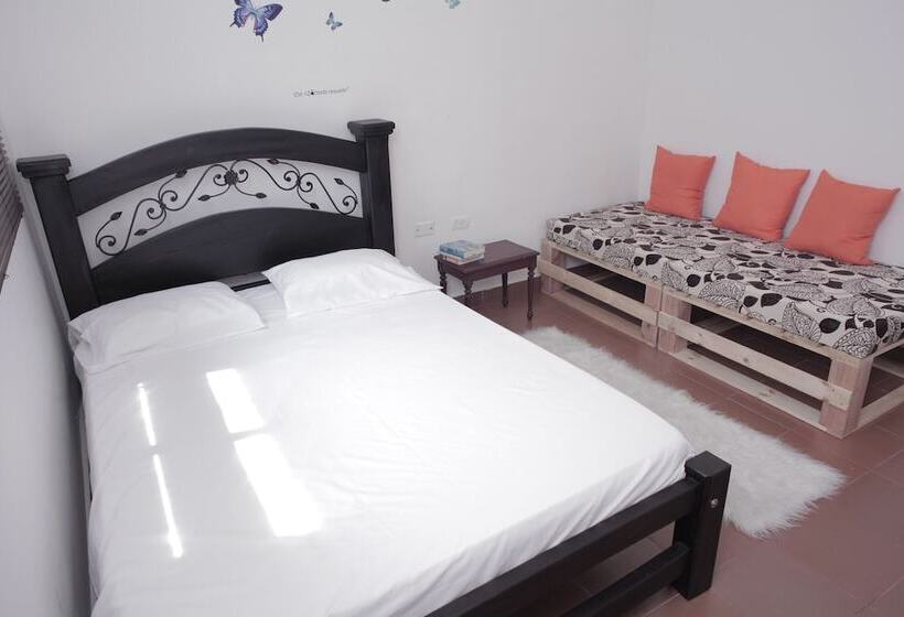Tropica Hotel Boutique Hostel