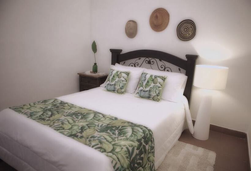 Tropica Hotel Boutique Hostel