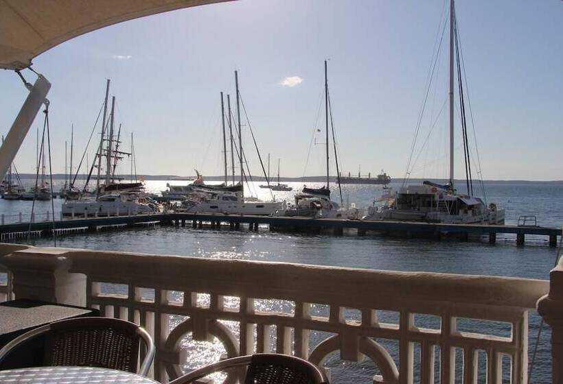 تختخواب و صبحانه Hostal Guerrillera