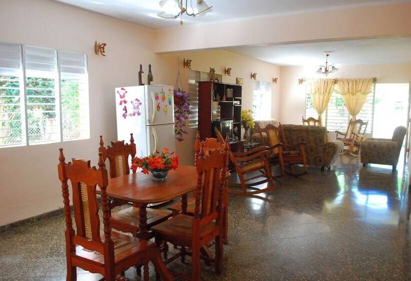 تختخواب و صبحانه Hostal Trujillo